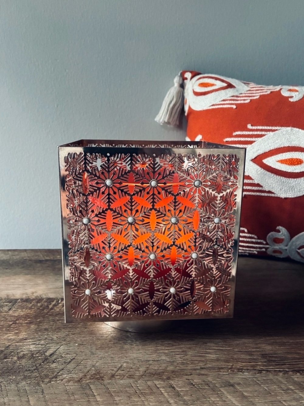 Bath and Body Works Gold Snowflakes with White Pearls 3-Wick Candle Holder